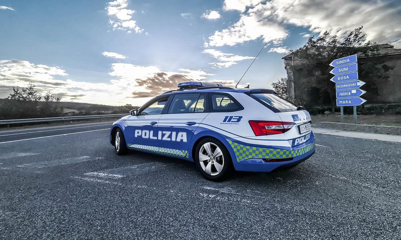 Ciclista ubriaco semina il panico sulla 131 e cerca di sfuggire alla polizia stradale