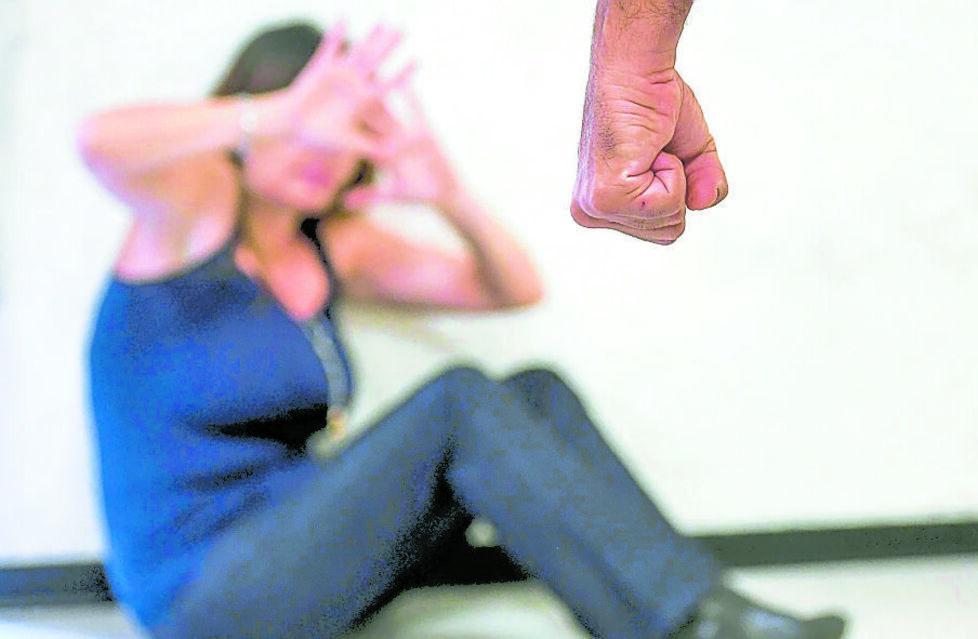 Donna trovata a terra in casa a Monsummano, le botte del marito e la telefonata del figlio: «Venite, babbo sta picchiando mamma»