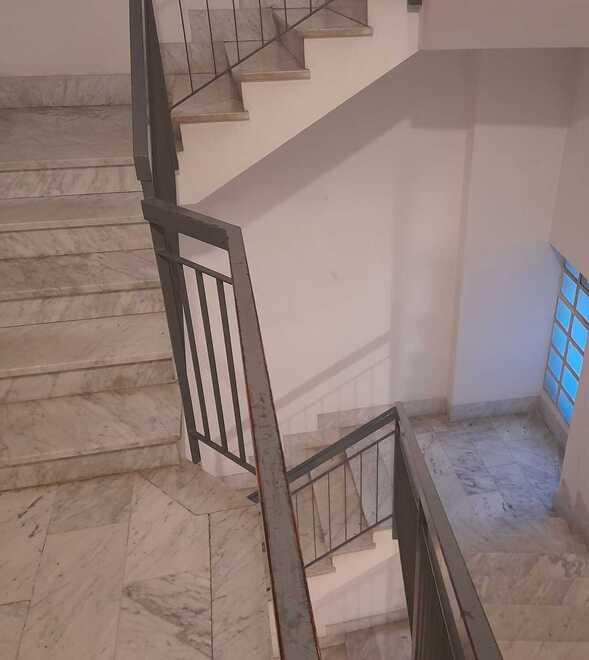 Livorno, mamma imputata per la morte del figlio: «L'ha buttato dalle scale». Via al processo<br>

