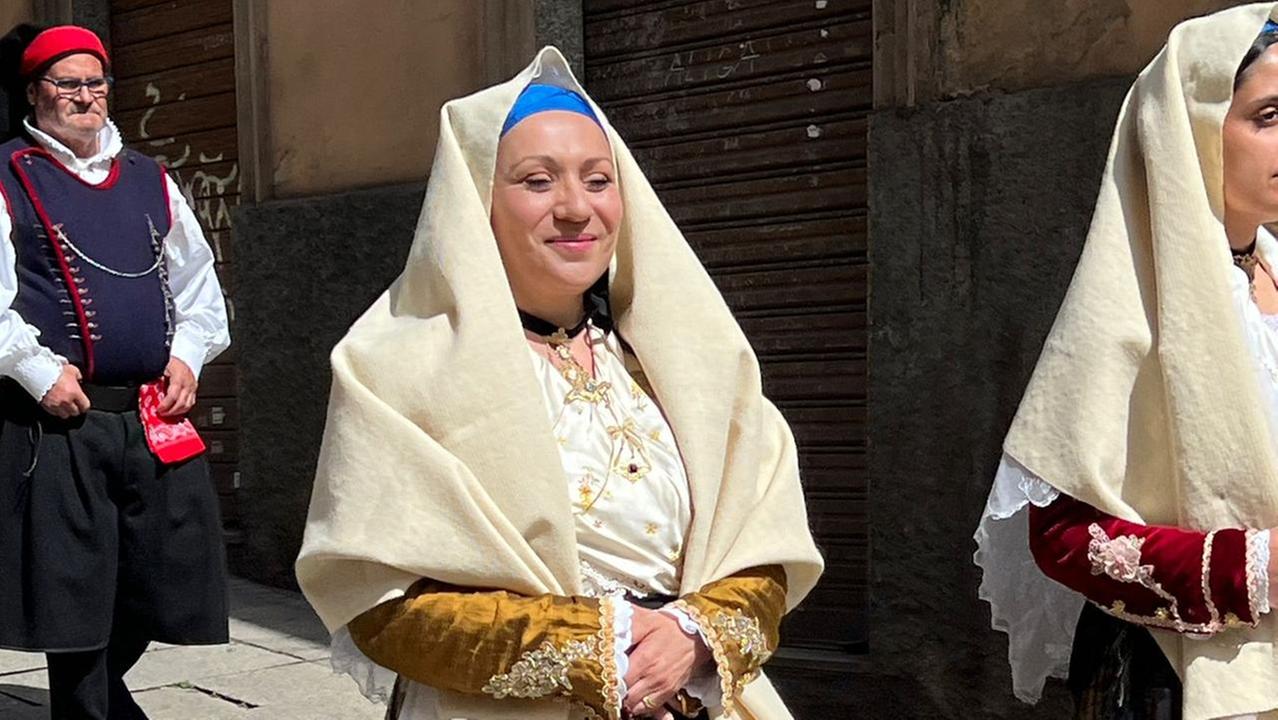 L’assessora alla Cultura Ilaria Portas sfila a Sant’Efisio con l’abito di Masainas, il suo paese