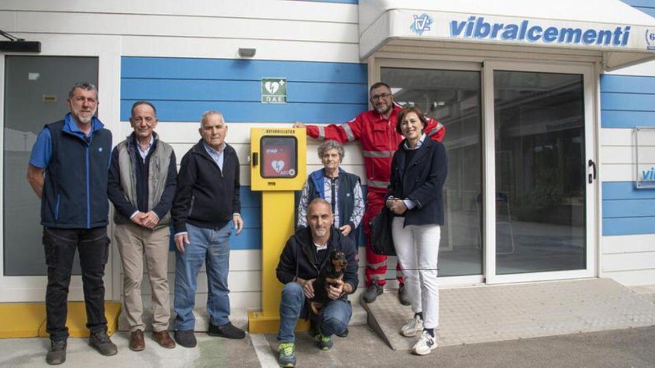 Da sinistra Rudi Mucci, Marco Gentili, Alvo Gentili, Paolo Gentili, Giuseppina Saccone, Gianluigi Perruzza e Cecilia Severi accanto al defibrillatore messo nell’azienda di via Aurelia nord