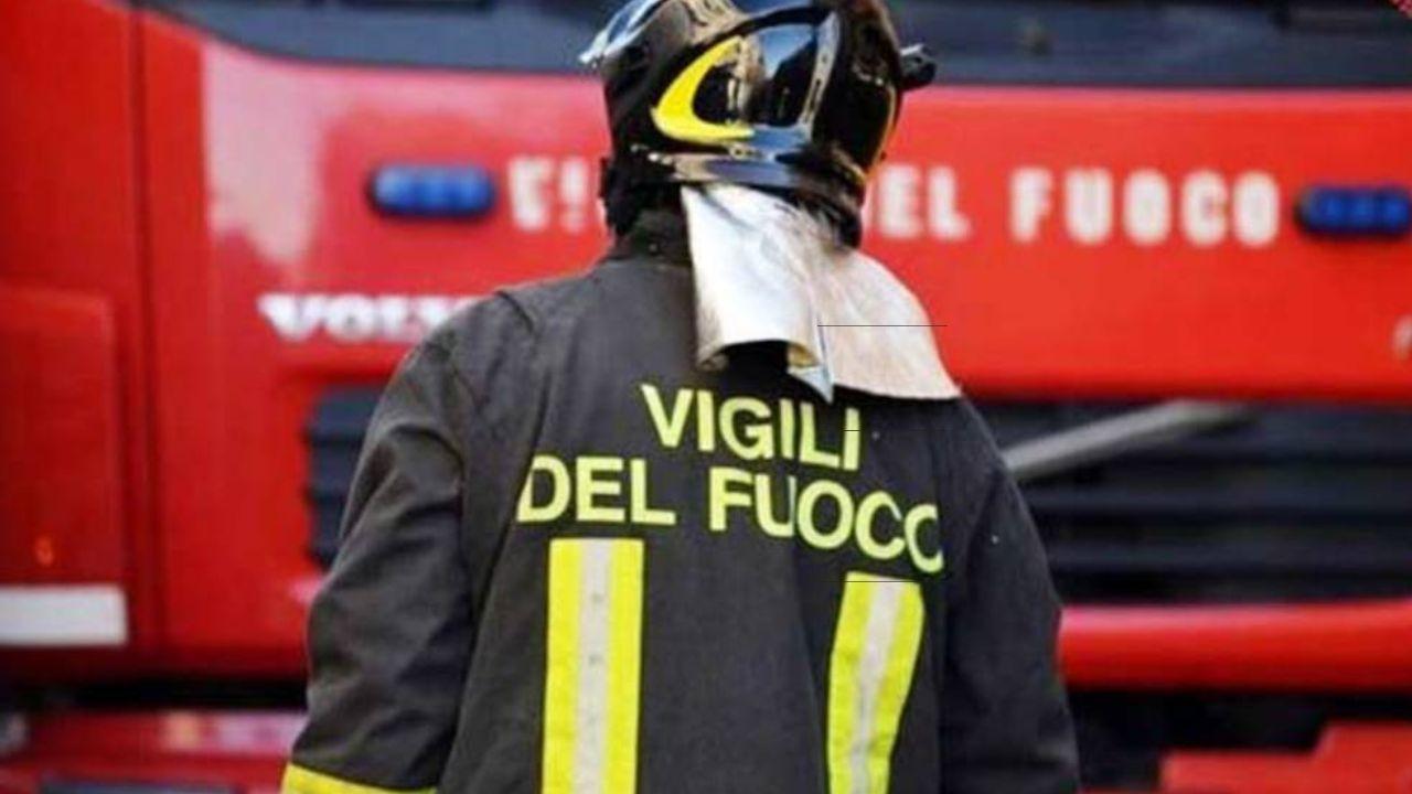 Viareggio, casa a fuoco: due anziani intrappolati