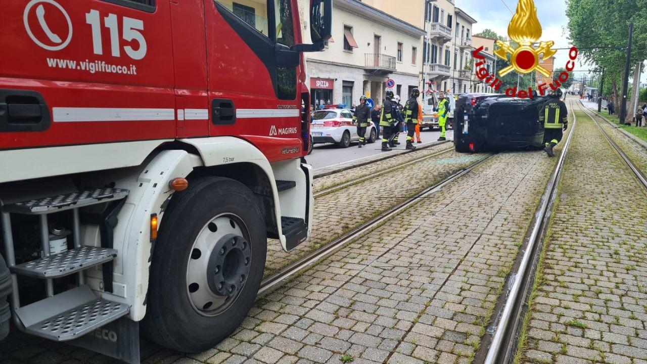 
	L'auto ribaltata sui binari della tramvia a Firenze

