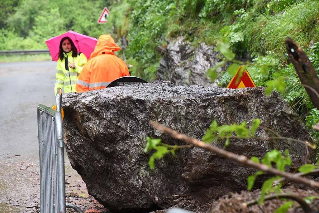 Maltempo, due frane lungo la strada per Forno. Massi cadono anche sulla via per Resceto