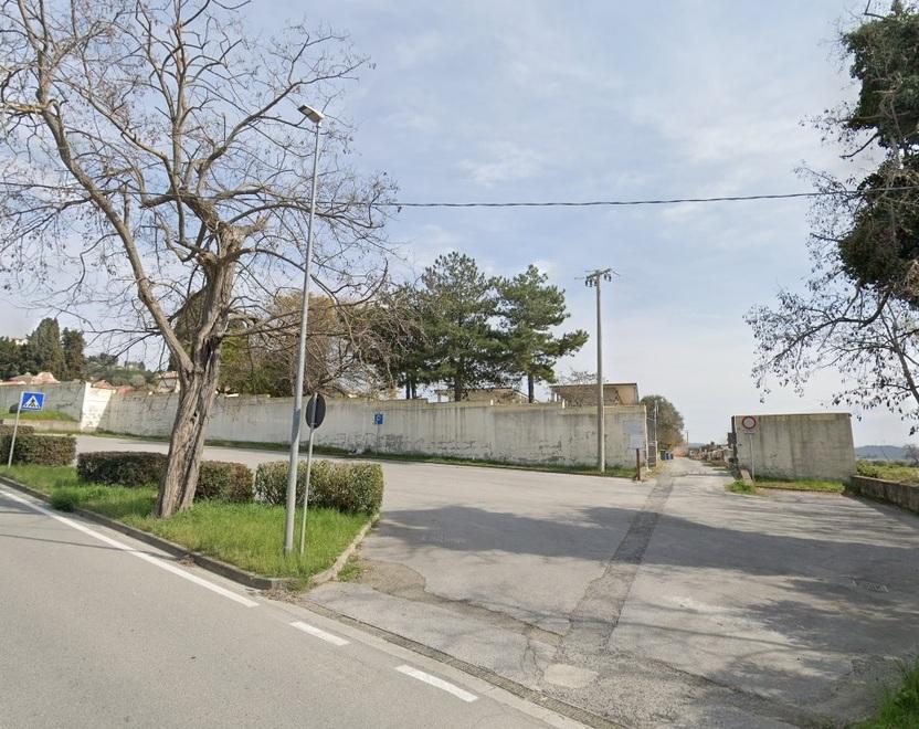 Rosignano, rubano nell'auto parcheggiata al cimitero durante il funerale: «Una vergogna»