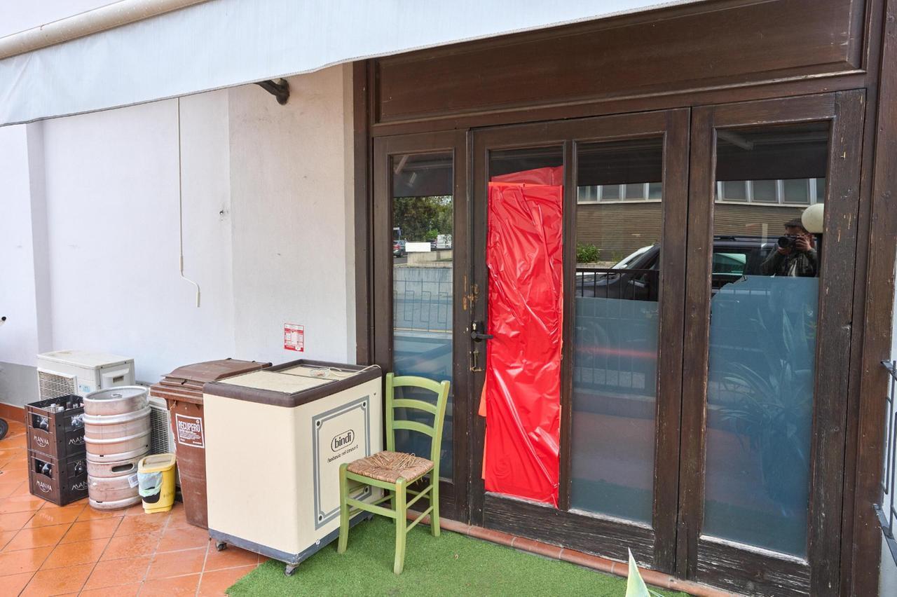 Empoli, furto in pizzeria: la porta sfondata con un fusto di birra
