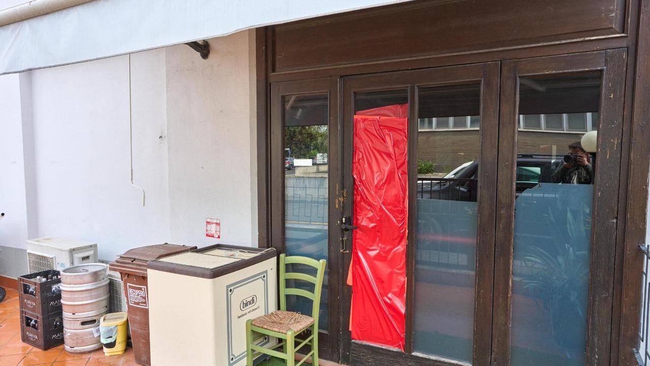 Empoli, furto in pizzeria: la porta sfondata con un fusto di birra