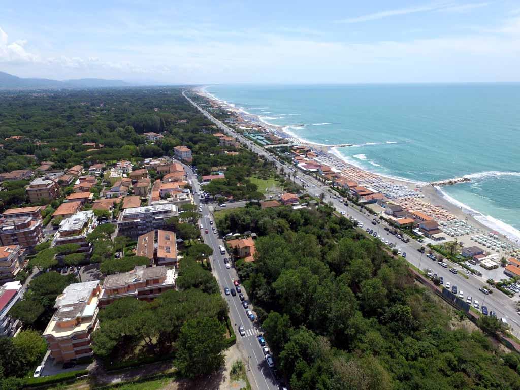 
	Una veduta aerea del litorale apuano

