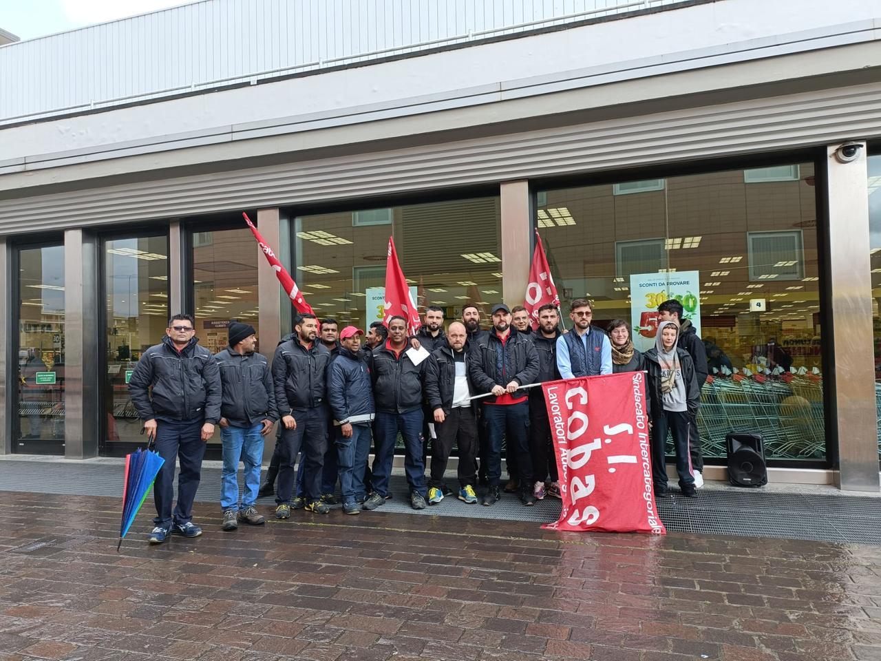 La protesta: “Turni estenuanti e straordinari non pagati”