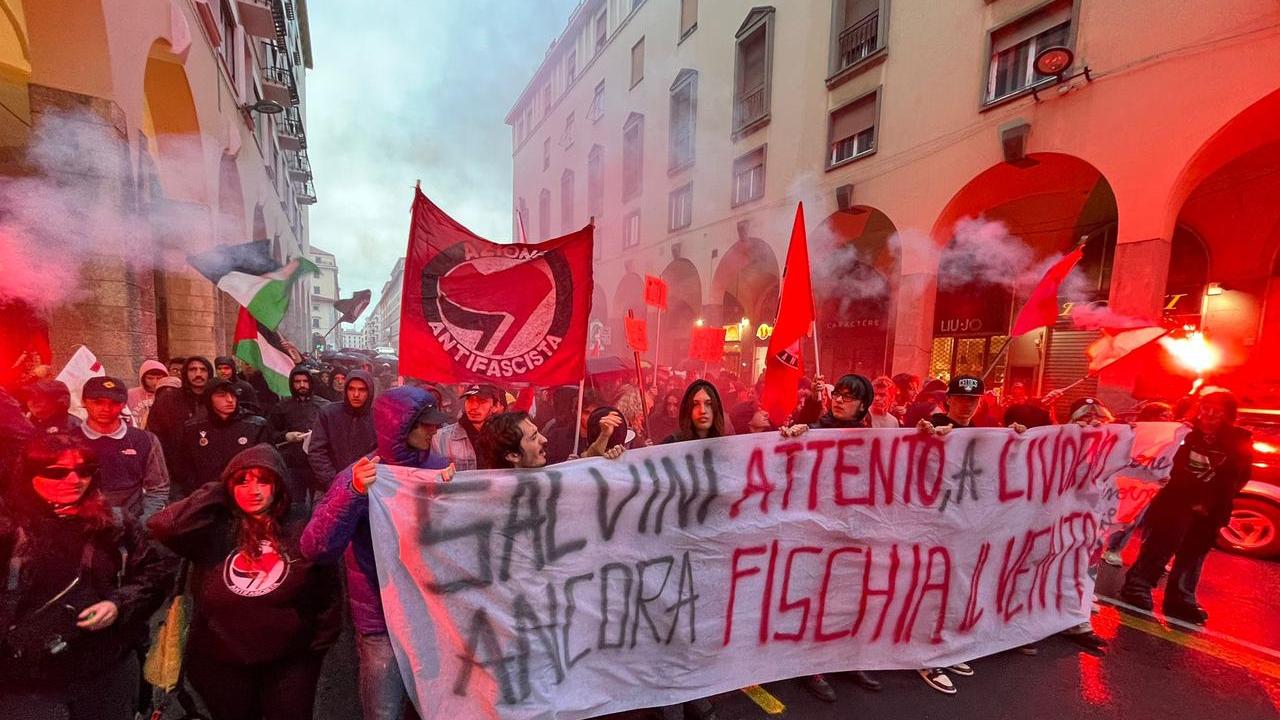 In centinaia al corteo contro Salvini: «Attento, a Livorno ancora fischia il vento» – Video
