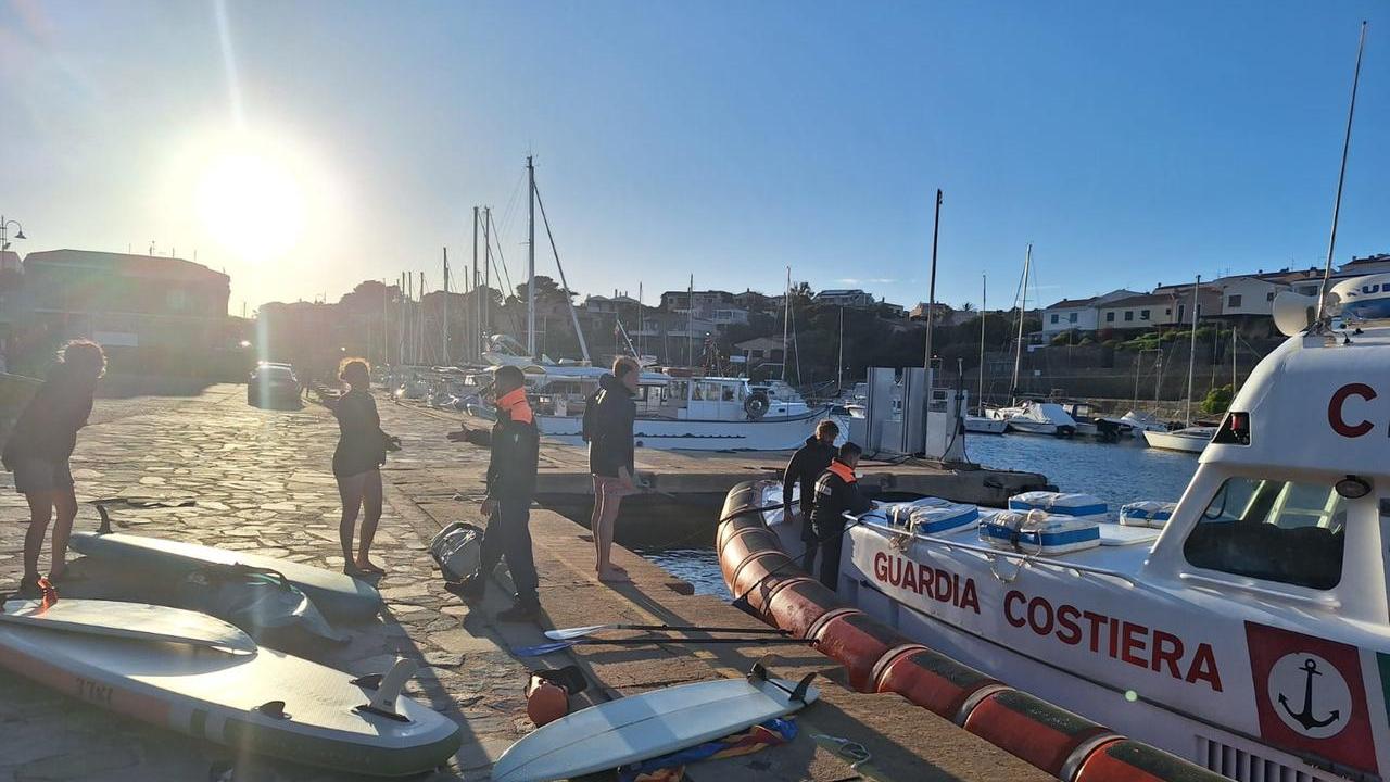 Porto Torres, si rifugiano sull’isola Piana a causa del maltempo: 4 diportisti salvati dalla Guardia costiera
