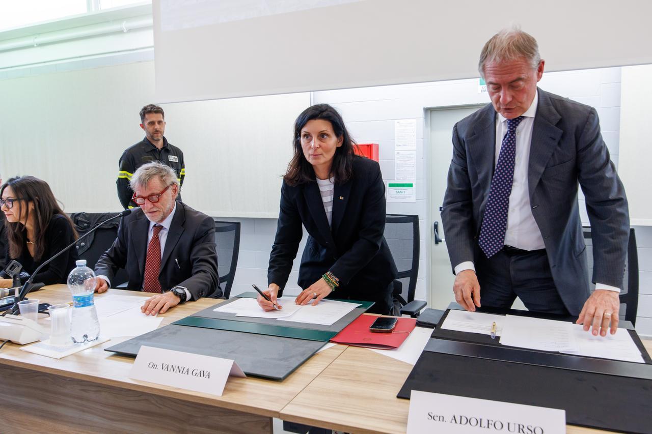 Ferrara, il Petrolchimico verso la transizione ecologica. Firmato il protocollo di valorizzazione