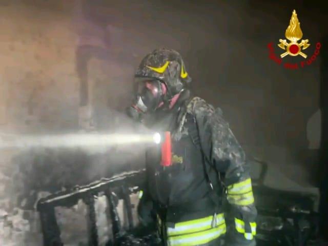 Incendio devasta il piano terra di una palazzina a Settimo San Pietro: in salvo marito e moglie ultraottantenni