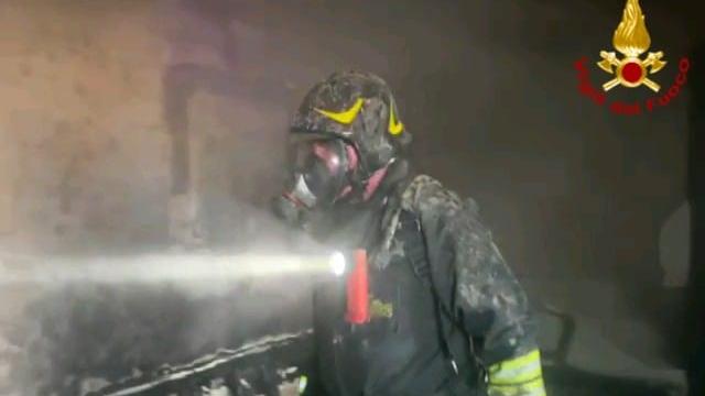 Incendio devasta il piano terra di una palazzina a Settimo San Pietro: in salvo marito e moglie ultraottantenni