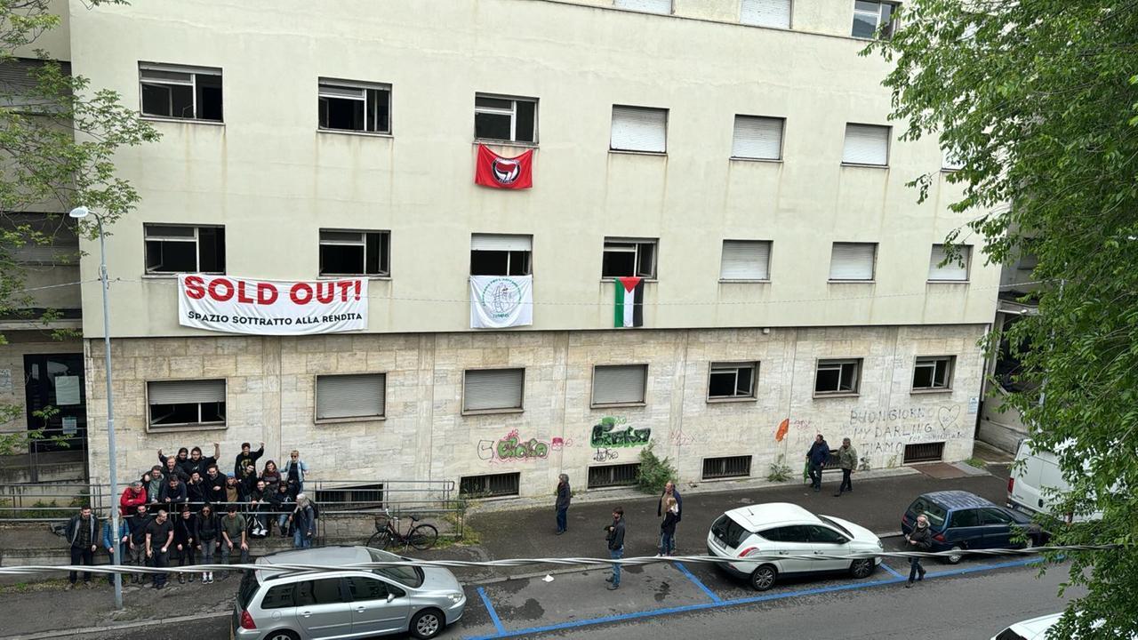 Gli ex poliambulatori occupati dagli attivisti del Laboratorio Aq16