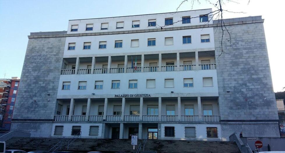 Vita d’inferno in un condominio a Nuoro: padre e figlio accusati di molestie 