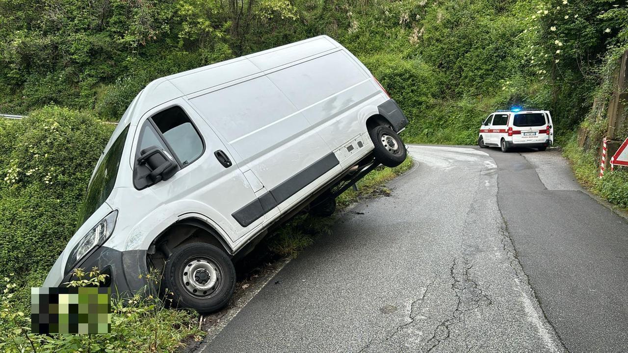 
	Il furgone finito fuori strada

