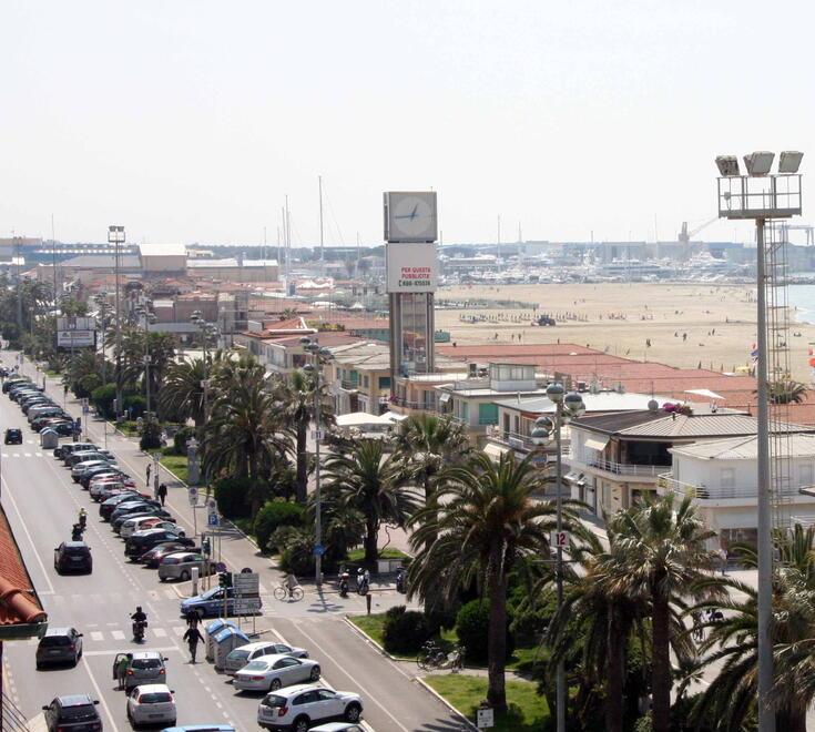 Viareggio, mostra i genitali a un gruppo di ragazzine dentro un negozio