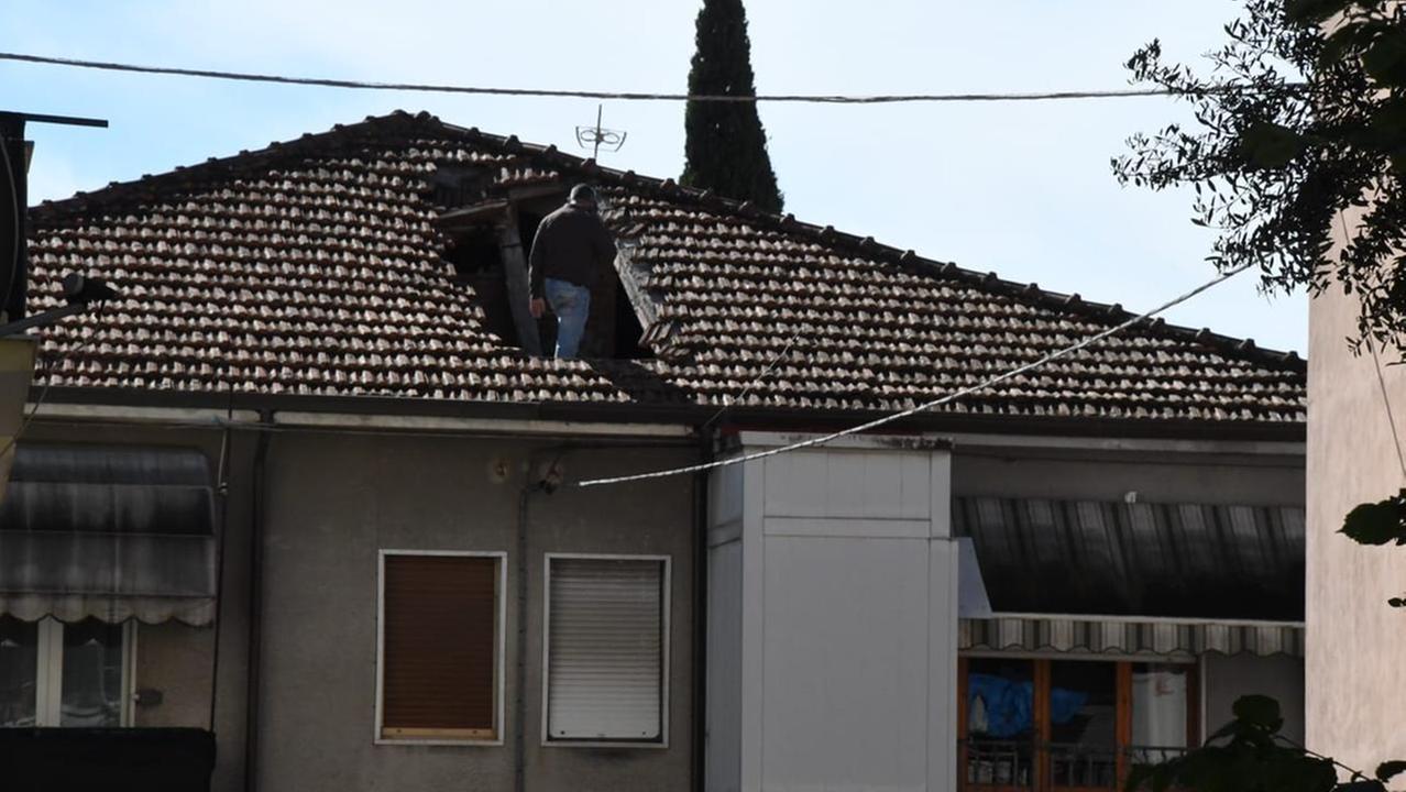 Carrara, crolla parte del tetto di una palazzina di via Carriona