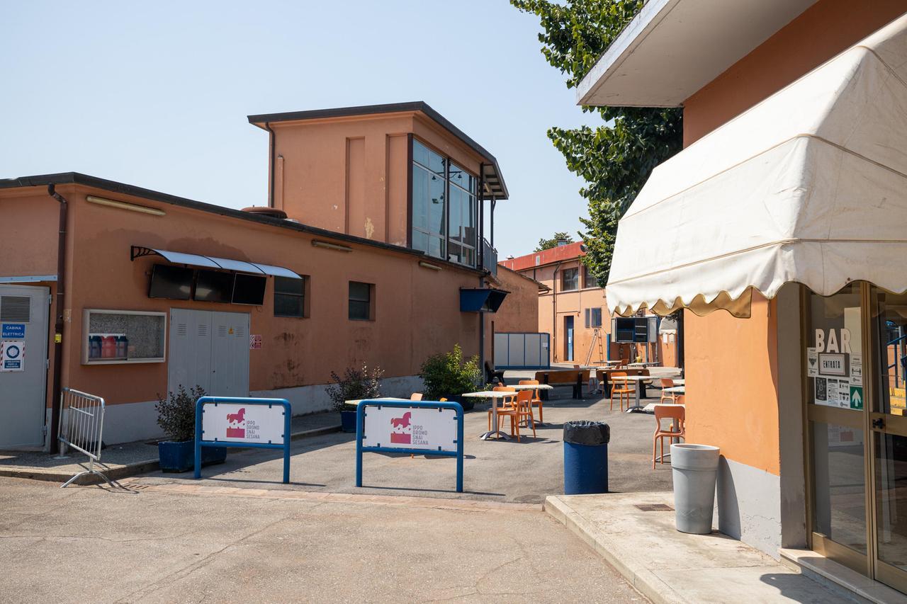
	L'ingresso delle scuderie al Sesana (foto Nucci)

