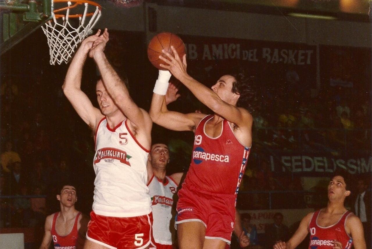 
	Stefano Maguolo in maglia Panapesca con Mario Boni alla sua destra (foto&nbsp;pagina Montecatini Sporting Club Amarcord)

