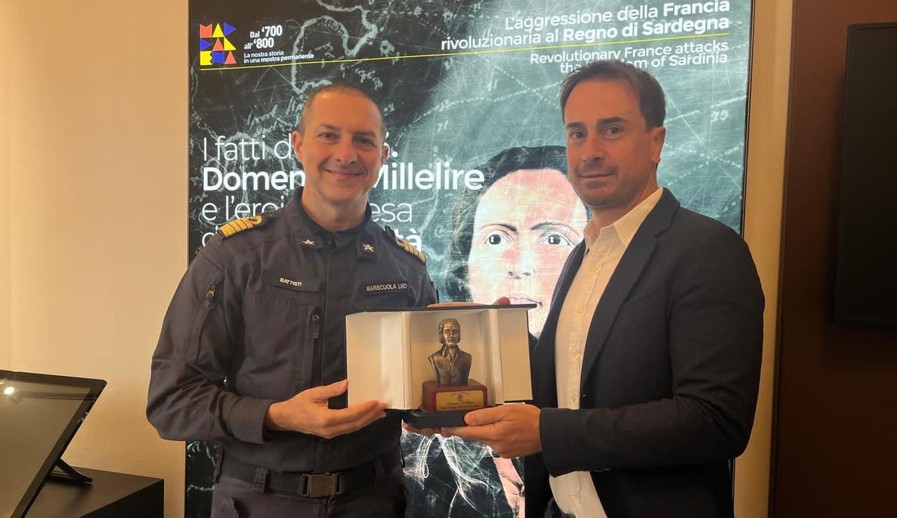 
	Il comandante di vascello Simone Battisti e il sindaco Fabio Lai

