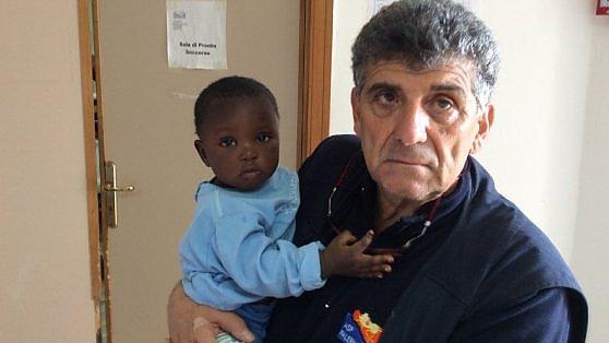 
	Pietro Bartolo&nbsp;con un bambino appena salvato (archivio)


