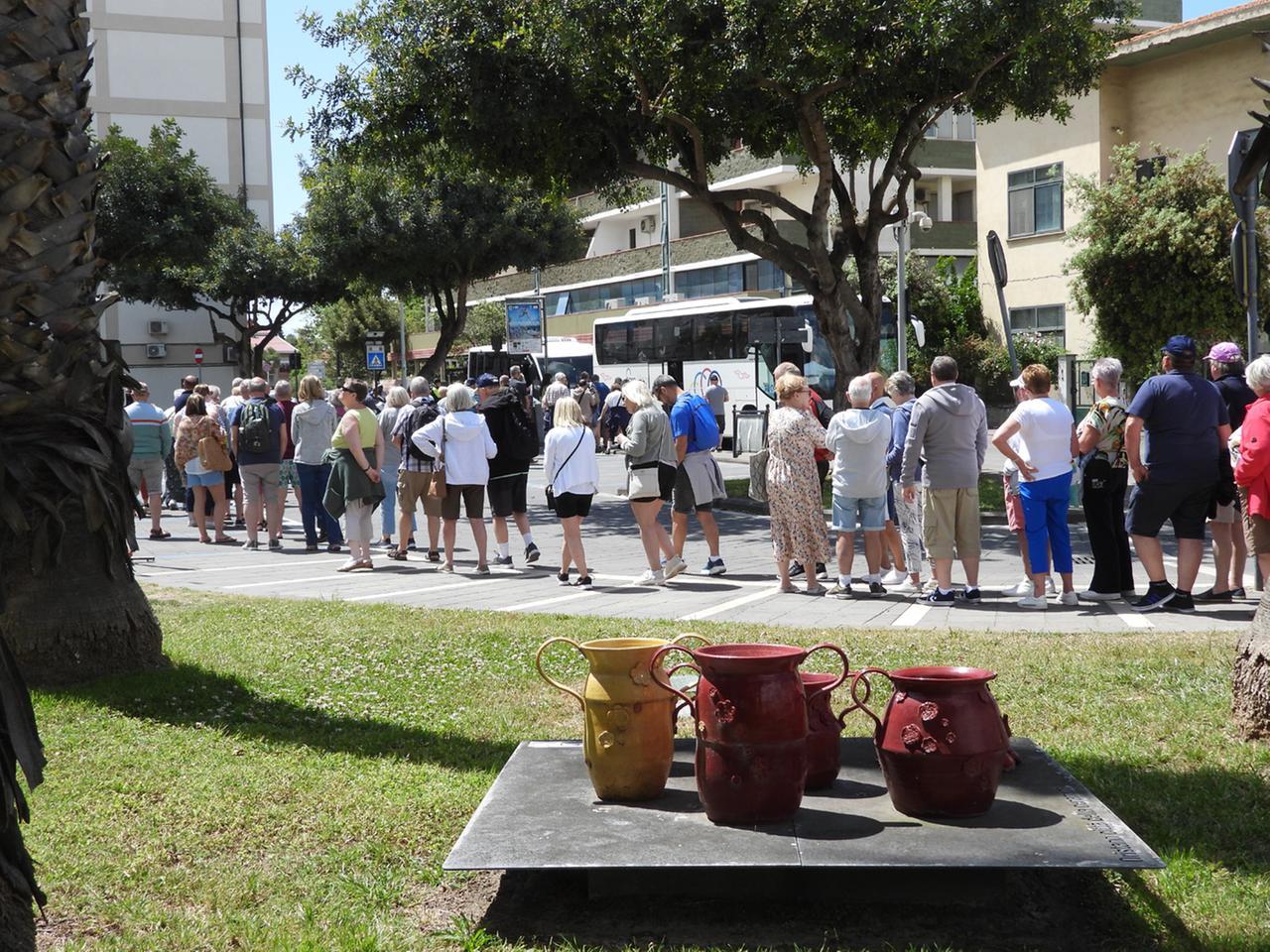 
	Crocieristi in fila per prendere il pullman dopo il giro turistico a Oristano

