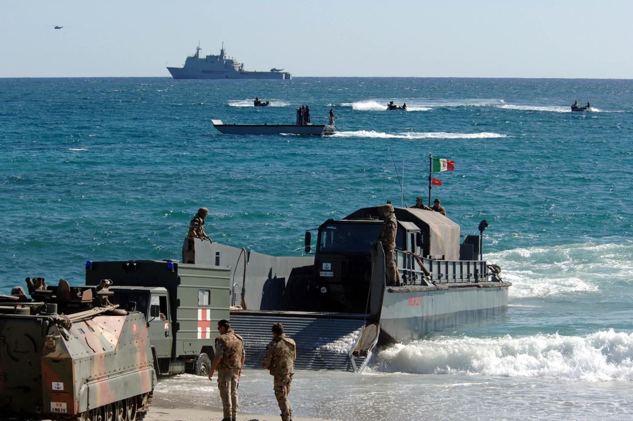 
	La forza anfibia e da sbarco italo-spagnola durante una esercitazione&nbsp;

