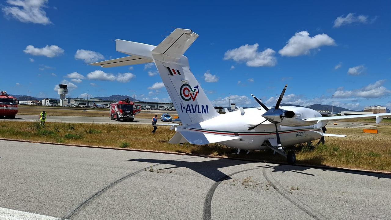 Olbia, buca una gomma in fase di atterraggio: aereo fuori pista