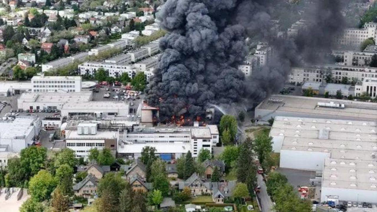 Berlino, maxi incendio in una fabbrica: rischio intossicazione, crollata una parte dell’edificio – Video