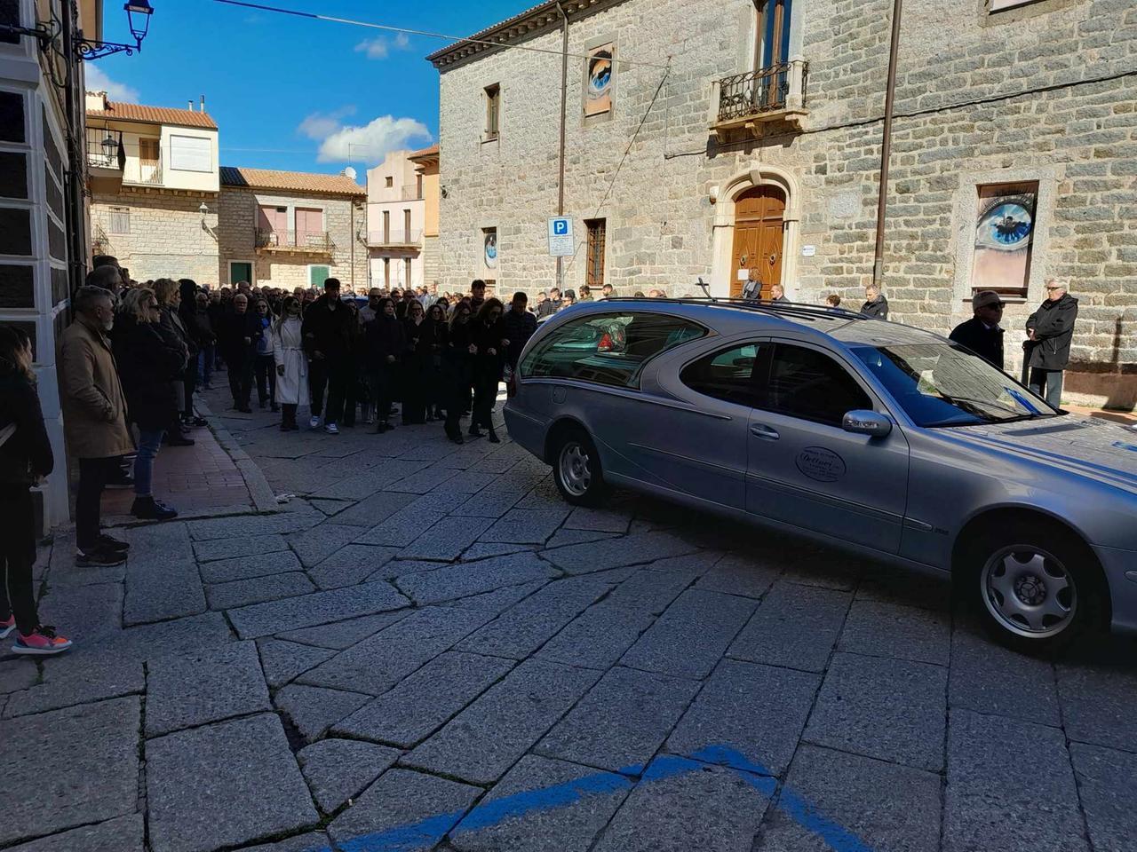 Tempio, in migliaia per l’ultimo saluto ad Alessandro Achenza