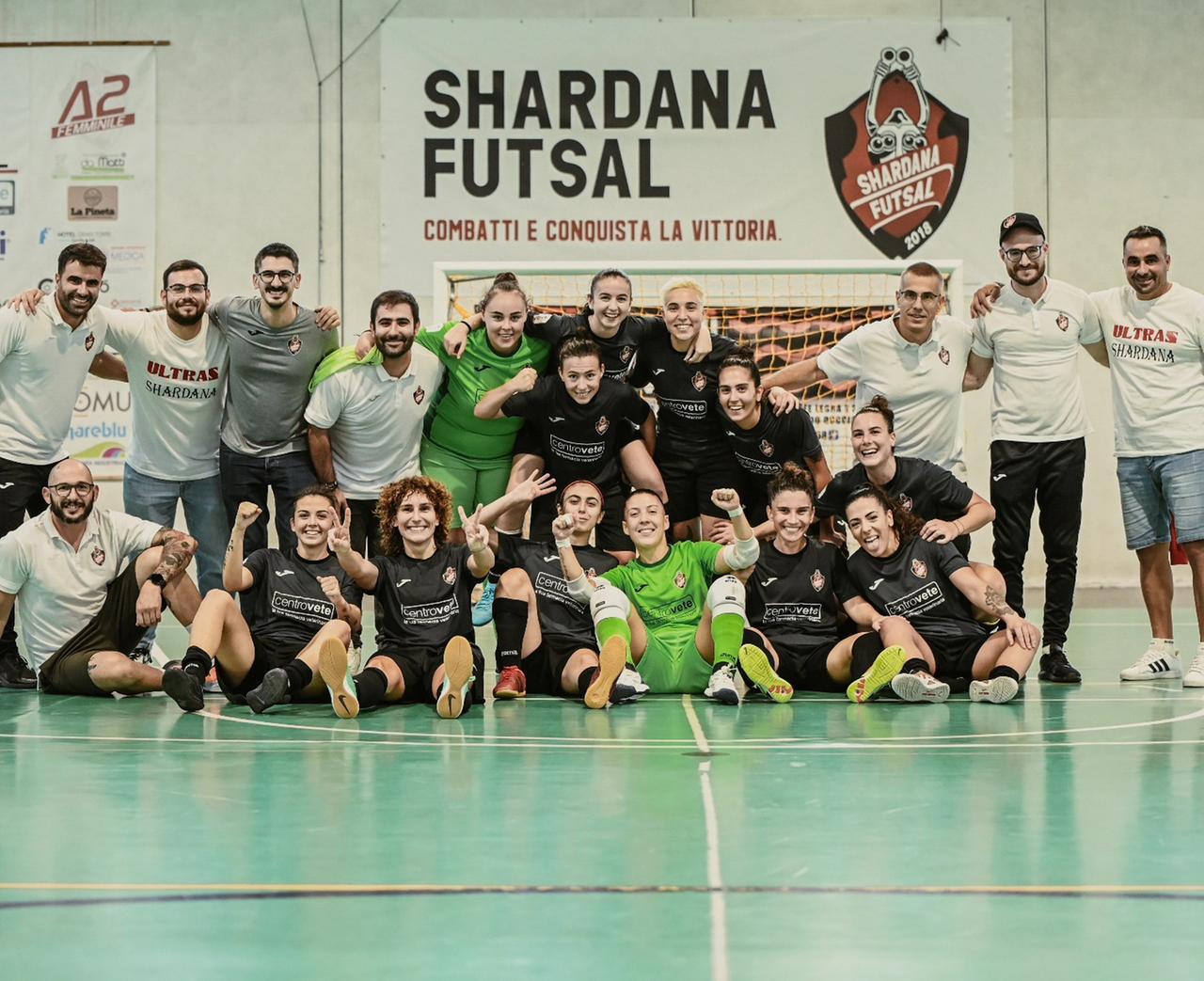 
	Ragazze, staff e dirigenza dello Shardana Futsal

