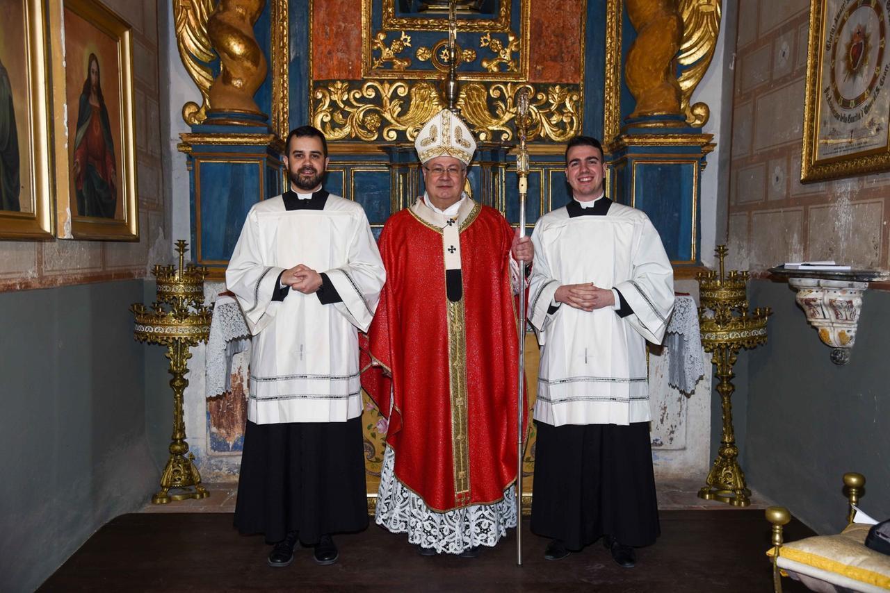 
	I due nuovi diaconi Francesco Soru e Marco Ruggiu con l'arcivescovo Roberto Carboni

