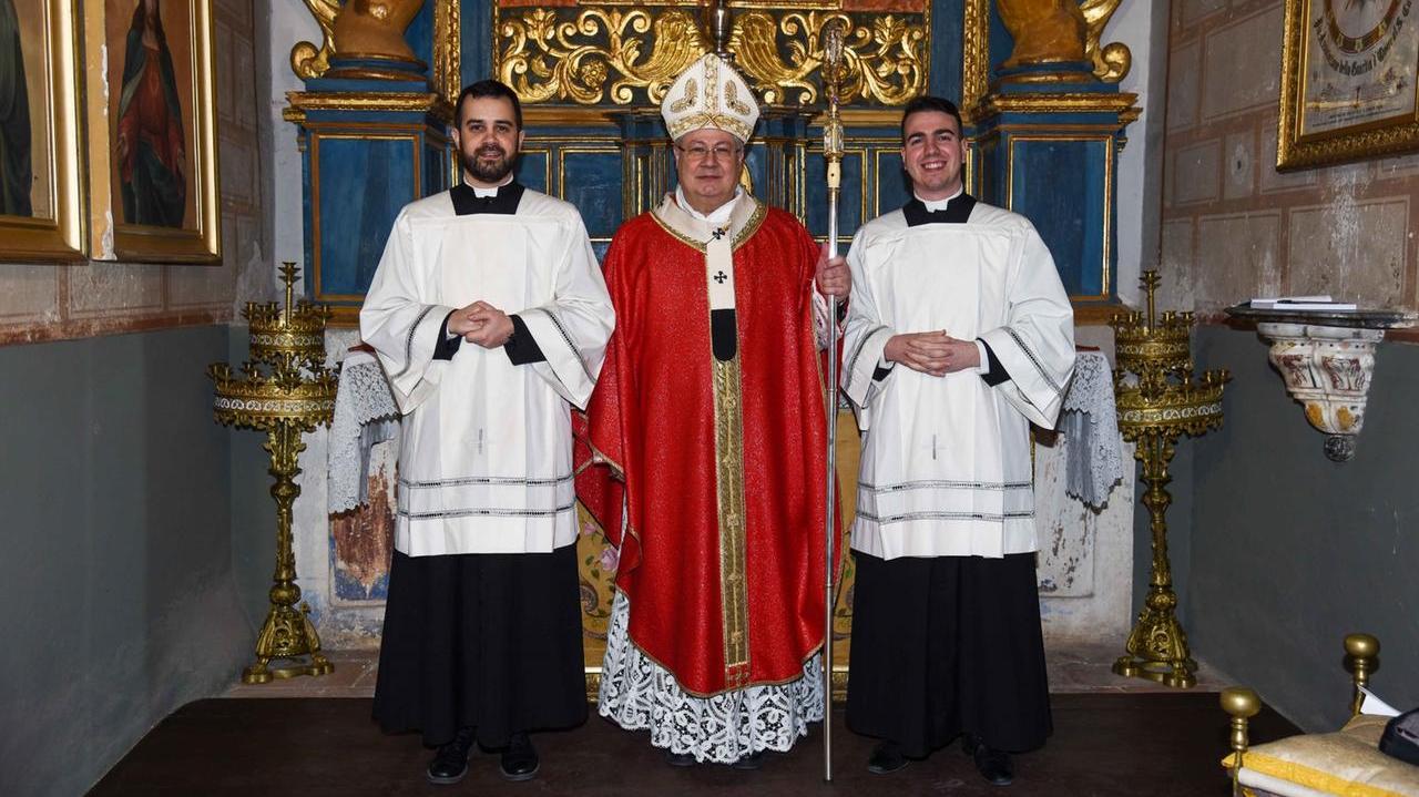 
	I due nuovi diaconi Francesco Soru e Marco Ruggiu con l&#39;arcivescovo Roberto Carboni


