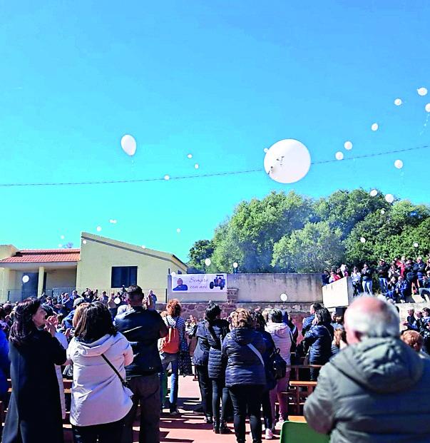 Palloncini bianchi verso il cielo, a Erula l’ultimo saluto a Marco Spanu