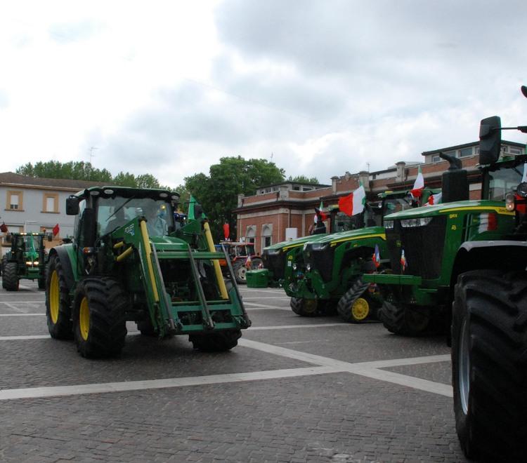 San Biagio di Argenta: quattro incappucciati rubano due trattori. Valore 180mila euro