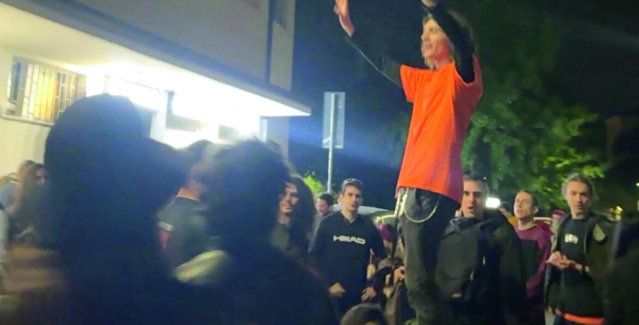 Modena, spray urticante nel locale: «Siamo scappati tutti in strada»