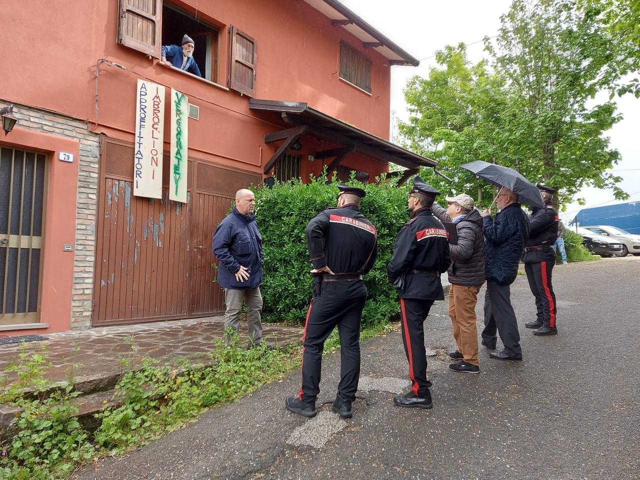 Pavullo, si barrica contro lo sfratto: i carabinieri lo salvano dal suicidio