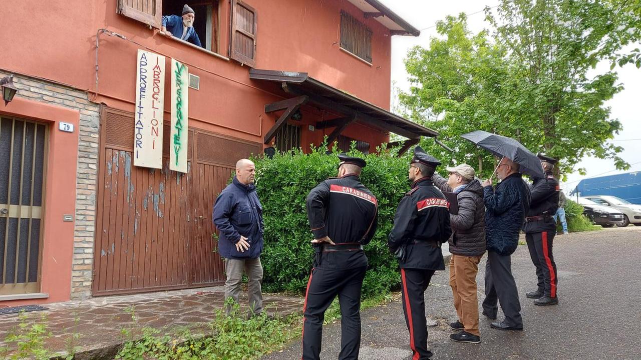 Pavullo, si barrica contro lo sfratto: i carabinieri lo salvano dal suicidio