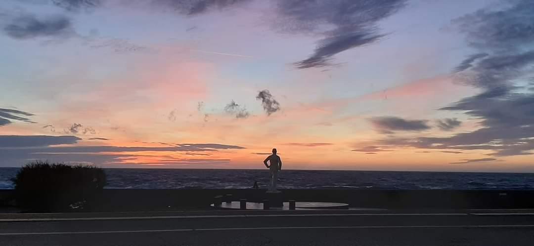 Livorno, il tramonto del Marinaio: buon sabato da Stefano Lemmi