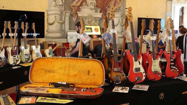 Livorno, in città le chitarre della storia del rock: il re delle Fender vintage alla Terrazza