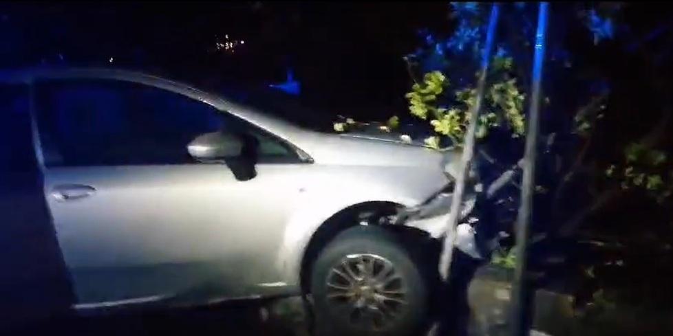 Versilia, fugge alla polizia e si schianta con un’auto rubata: arrestato un 19enne