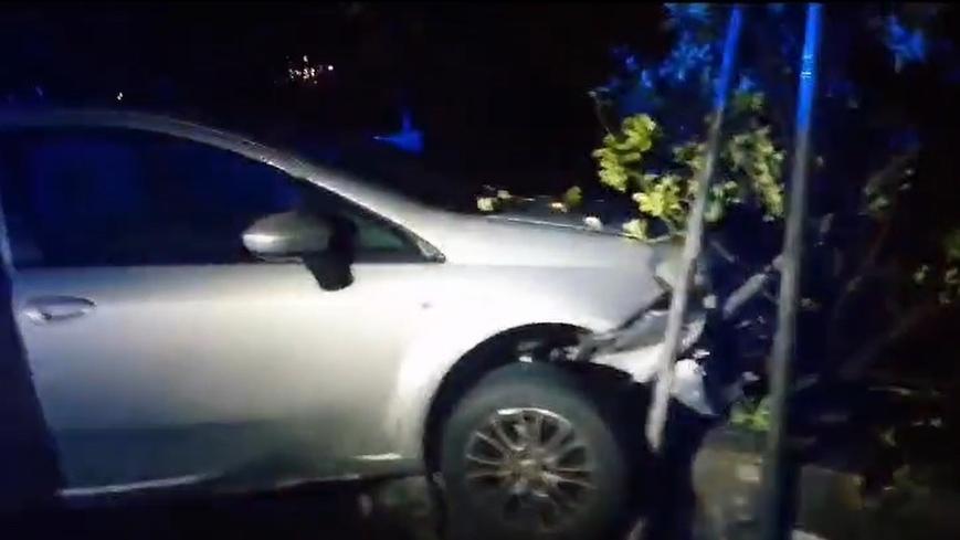 Versilia, fugge alla polizia e si schianta con un’auto rubata: arrestato un 19enne