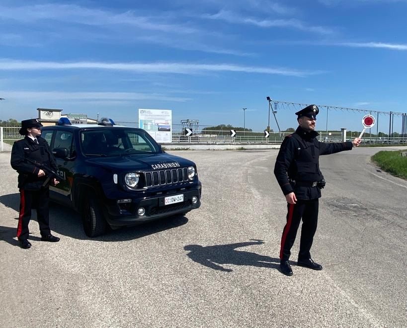 Bondeno, rubano al market e poi scappano, il carrello con la refurtiva nascosto dietro una siepe