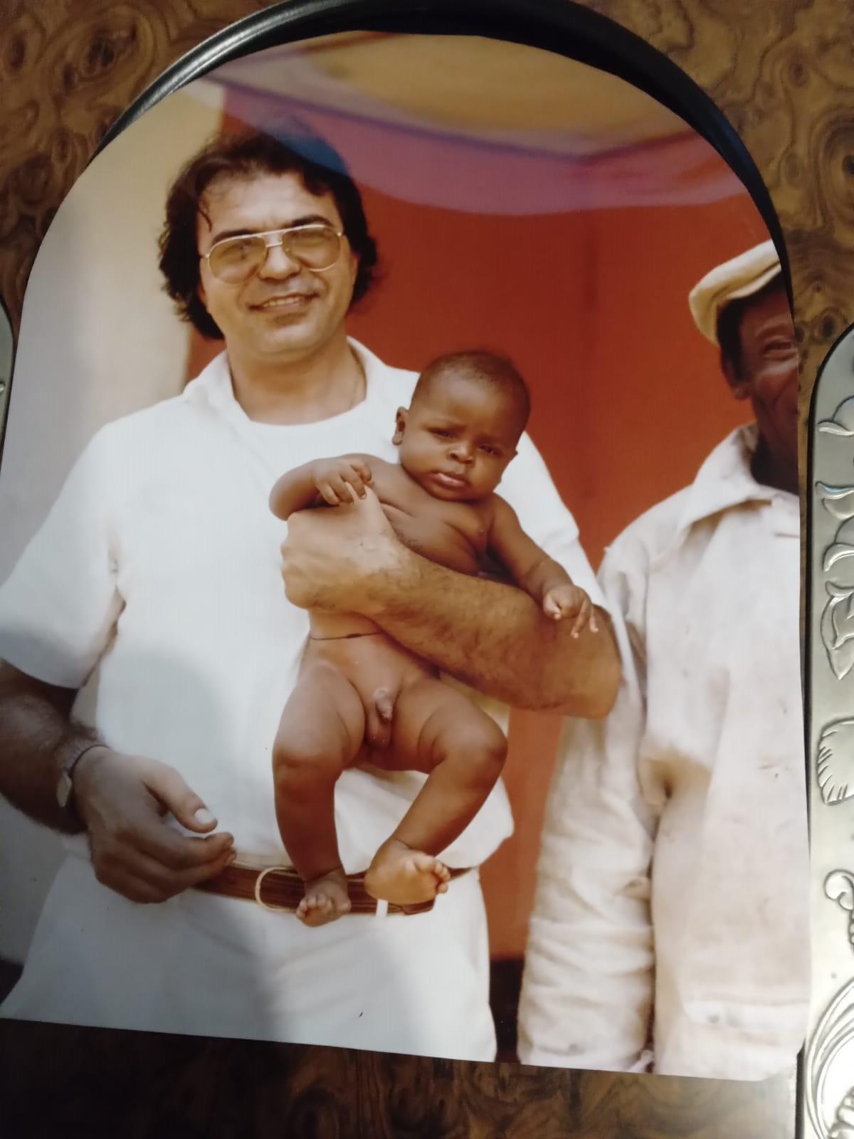 
	Pietro Puddu con un bambino durante una delle sue esperienze in Africa

