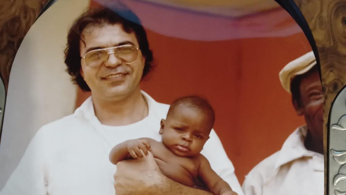 
	Pietro Puddu con un bambino durante una delle sue esperienze in Africa

