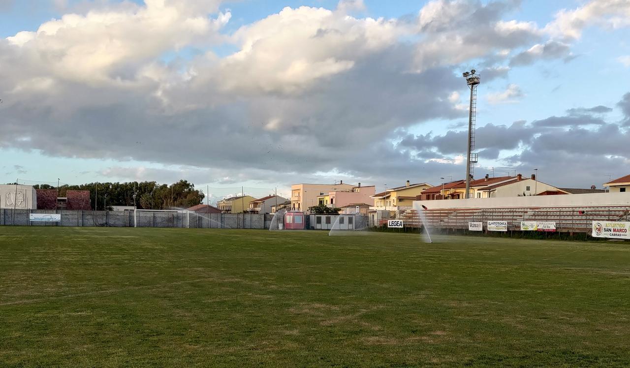 
	Lo stadio comunale di Cabras con l'irrigazione di nujovo attiva

