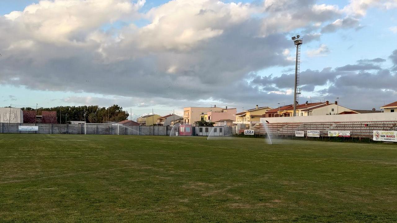 
	Lo stadio comunale di Cabras con l&#39;irrigazione di nujovo attiva

