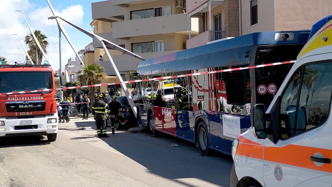 Alghero, autobus abbatte un palo dell’illuminazione sul lungomare: 4 feriti